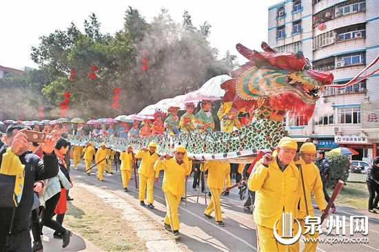 靠人力抬杠的洪濑传统龙阁