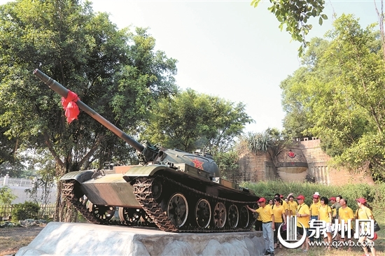 游客在参观位于八二三战地文化公园内的坦克