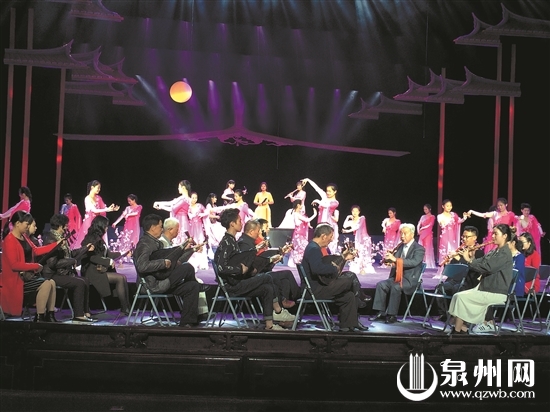 昨晚，前来参加第十二届泉州国际南音大会唱的36个海内外南音社团，在市区梨园古典剧院精心排练开幕式节目。
