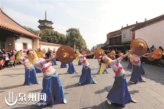 “刺桐花开迎宾客”古城文艺快闪活动西街惊艳上演