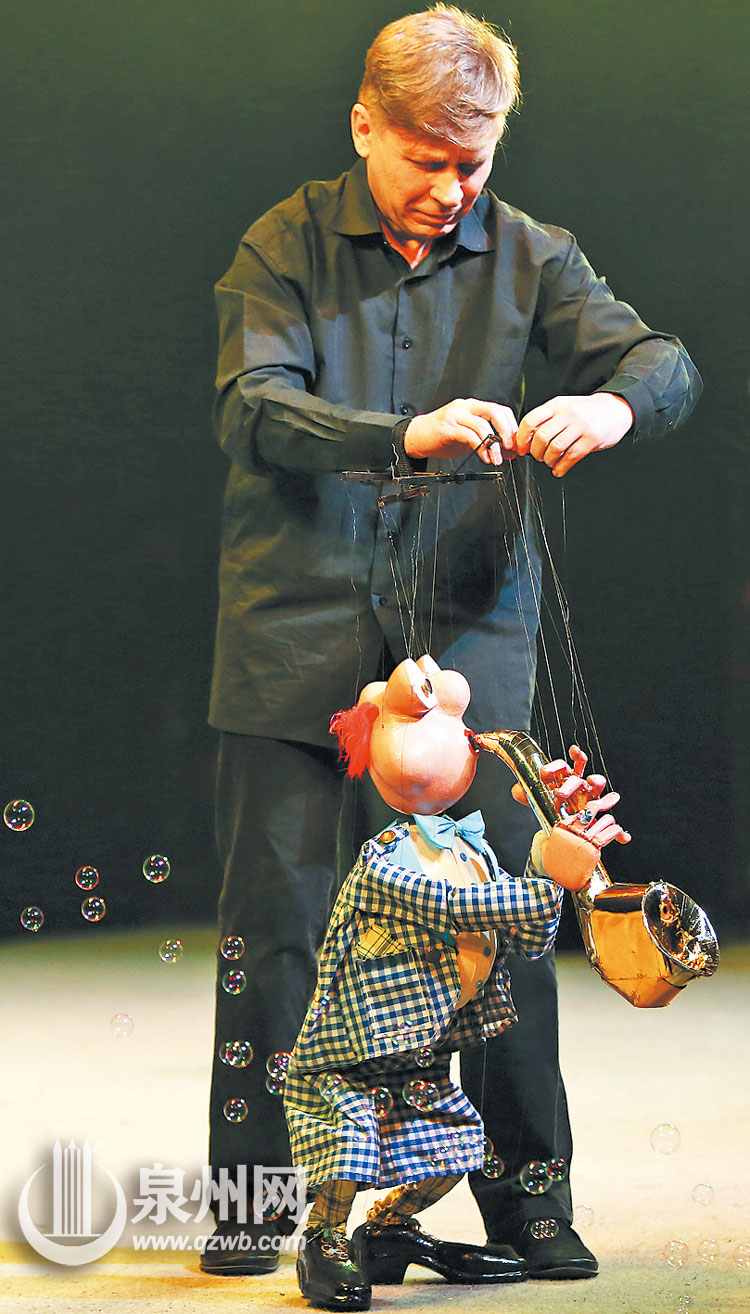 俄罗斯尼古拉佐夫剧院带来提线木偶表演《吹萨克斯的人》 （王柏峰 摄）