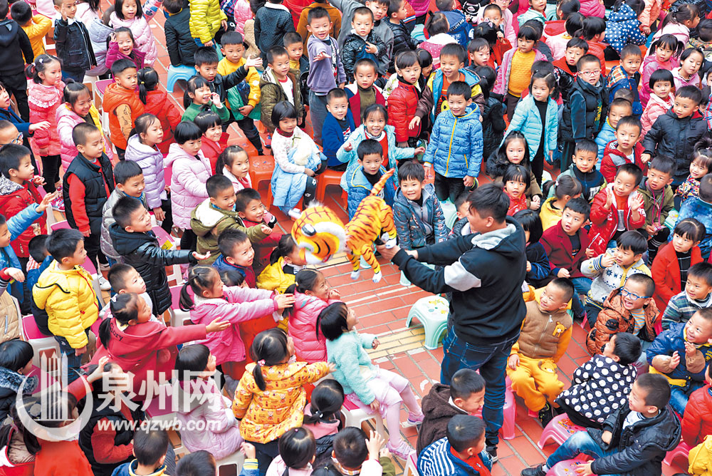 来自祖国宝岛台湾的集艺戏坊的木偶表演走进南安，孩子们十分喜爱。 （戴仲达 摄）
