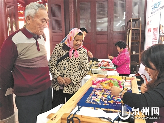 老夫妇从惠安赶来参观