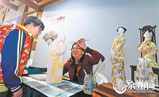 海上丝绸之路非物质文化遗产展上，参观者被泉州漆线雕所吸引。 （林劲峰 摄）