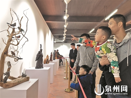 群众参观郑君亮艺术展 （黄雅珊 摄）