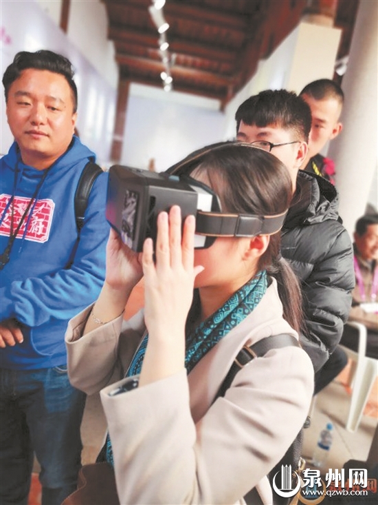 到场的参观者戴上VR装置体验非遗馆 （泉州网供图）