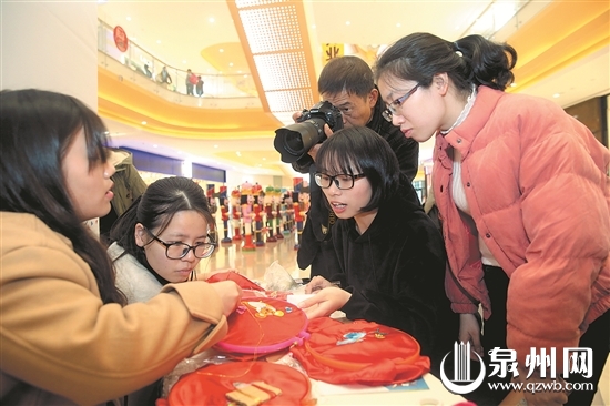 非遗项目现场展示，与市民互动。