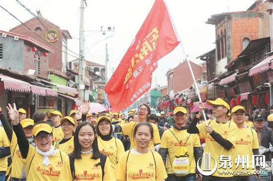 东南公益协会的志愿者们行走在古城街巷，传递着“爱泉州、爱公益”的声音。  