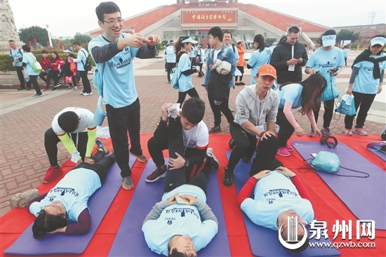 闽台缘博物馆广场，健身教练专业按摩。 